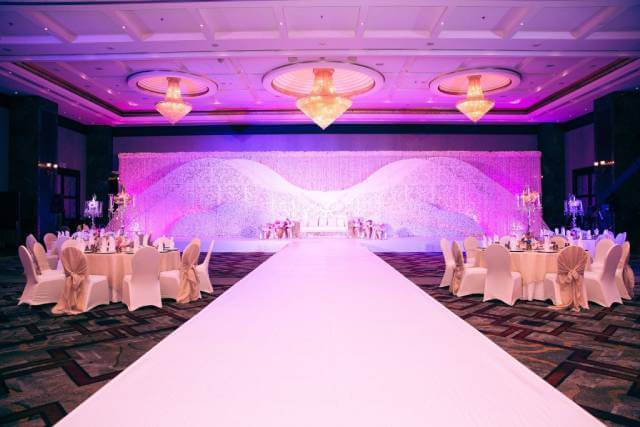 Head table with uplighting